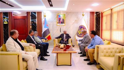 الكثيري يطّلع على سير العمل في وزارتي التخطيط والاتصالات 