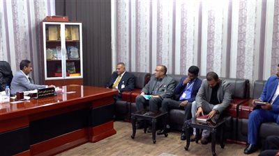 المحافظ بن الوزير يطلع على سير العمل في هيئة مستشفى شبوة العام