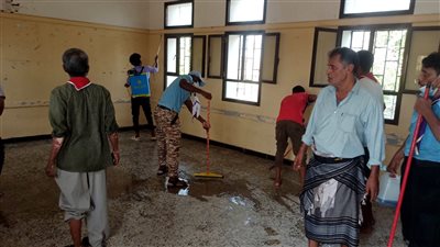 انتقالي أبين يشيد بشباب الكشافة في تنظيف وتجميل المدارس 