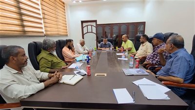 اجتماع يناقش تشكيل لجنة مشتركة لضمان استقرار الأسواق وضبط الاختلالات السعرية بعدن 