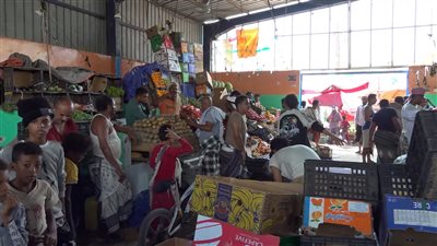 حرب الخدمات.. غلاء الخضار والفواكه يفاقم معاناة المواطنين في لحج 