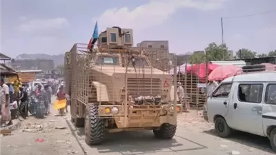 عاجل.. الأجهزة الأمنية في أبين تتعهد بإزالة كافة القطاعات المتسببة بقطع الطريق الدولي بالمحافظة 