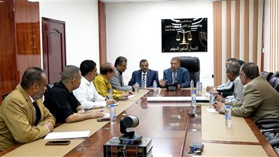 رئيس القضاء الأعلى يناقش مع محافظ عدن وهيئة العقارات إنشاء مجمع قضائي