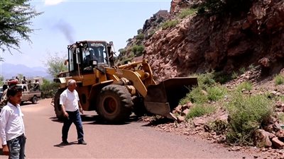تدشين حملة إزالة الاستحداثات في طريق مديرية جحاف بالضالع 