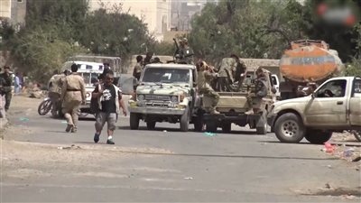 ابتزاز جديد.. الحوثي يطالب بالمرتبات ويلوح باستئناف الحرب ضد السعودية 