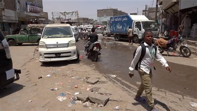 أبناء حوطة لحج يشكون من عشوائية تنفيذ المشاريع الخدمية المؤقتة 