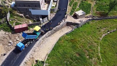 اليهري يطلع على الأعمال الجارية بمشروع سفلتة طريق آل عمر بلبعوس