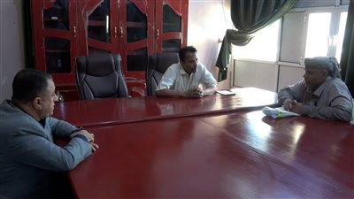 محافظ أبين يناقش أوضاع الكهرباء ورواتب المدرسين مع مدير عام المحفد