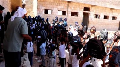 تدشين توزيع الحقائب المدرسية على طلاب مدرسة عرريهن بسقطرى