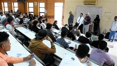نحو ألفي طالب يتقدمون لامتحان المفاضلة بالعلوم الإدارية جامعة عدن