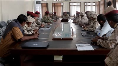 قائد المنطقة العسكرية الثانية يعقد اجتماعًا مع رؤساء الشعب بالمنطقة 