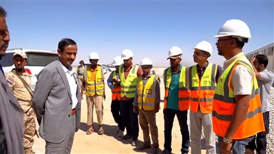 محافظ شبوة يتفقد مشروع محطة الطاقة الشمسية ويشيد بدعم الإمارات