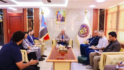 القائم بأعمال رئيس المجلس الانتقالي يستقبل وفداً من المعهد الأوروبي للسلام