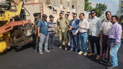 مدير عام المنصورة يدشن أعمال الأسفلت في شارع الحريش