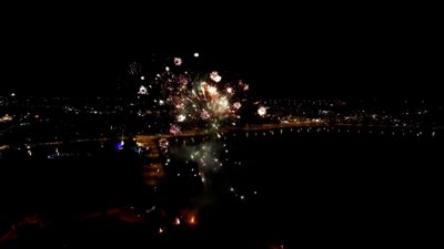 الألعاب النارية تزين سماء العاصمة عدن احتفاءً بذكرى ثورة أكتوبر