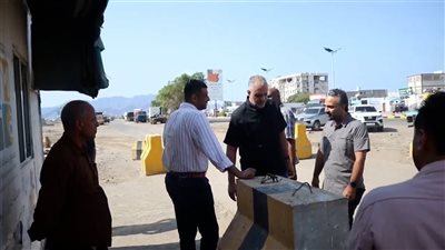 الماس يتفقد سير العمل بمحطة الوزن المحوري بمديرية خور مكسر