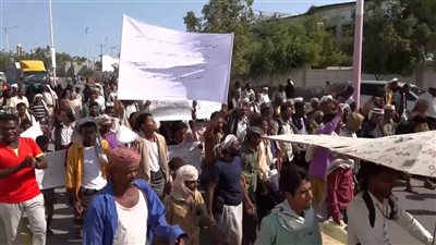 تقرير.. تنديدا بتدهور الأوضاع المعيشية…مظاهرات حاشدة في زنجبار أبين