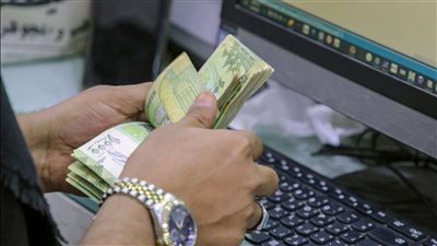 الحكومة والعملة المحلية.. تدهور مستمر وحلول غائبة (تقرير)