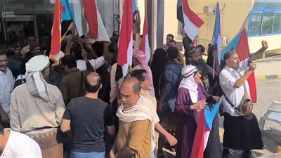 وقفة احتجاجية سلمية أمام قاعة لقاء ما يسمى بتكتل الأحزاب اليمنية بالعاصمة عدن