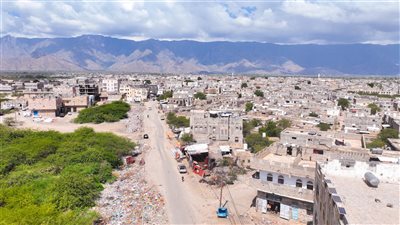 بدعم من دولة الإمارات.. تدشين مشروع الإنارة بالطاقة الشمسية في مدينة لودر بأبين