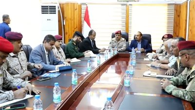 محافظ حضرموت ووزير الدفاع يقفان أمام تداعيات الاستهداف الإرهابي لضباط سعوديين في سيئون 