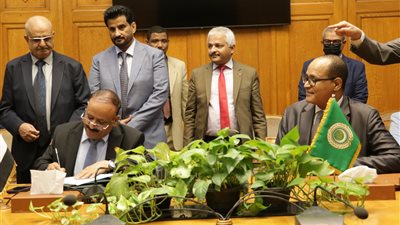 وزير النقل يوقع إتفاقية تنظيم نقل البضائع على الطرق البرية بين الدول العربية