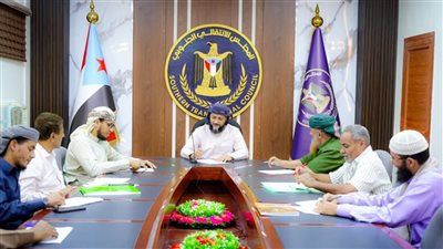 انتقالي العاصمة عدن يناقش آلية تطوير عمل أقسام الفكر والإرشاد بالمديريات 