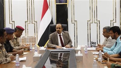 محافظ حضرموت يناقش تطوير أداء ميناء المكلا وتعزيز حركة التجارة