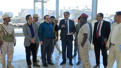 فريق التواصل السياسي يزور مركز الإنزال السمكي في المكلا ويبحث تحديات الصيادين