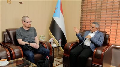 اليافعي يلتقي بالباحث الأثري البروفيسور الأمريكي هوفمان بالعاصمة عدن