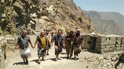 رئيس انتقالي أبين يتفقد جبهة ثرة بمديرية لودر ويشيد بتضحيات الأبطال المرابطين 