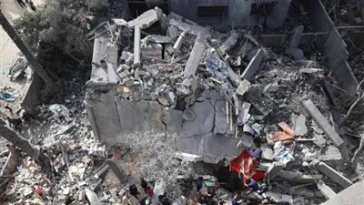 استشهاد عشرة بينهم صحافي فلسطيني في غارة جوية على جنوب غزة