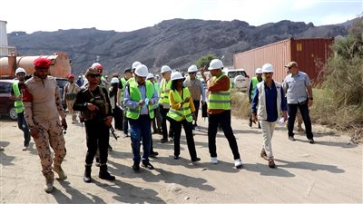 وزير المياه وفريق البنك الدولي يتفقدون مشاريع المياه والصرف الصحي في عدن