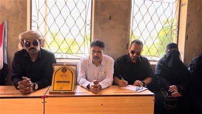 العميد المحمدي يكرم المناضلة أم هارون تقديرًا لمشاركتها في مليونية حضرموت أولًا