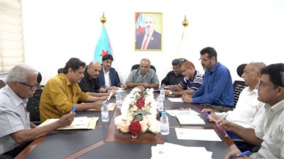 الهيئة المجتمعية بالعاصمة عدن تناقش تردي الأوضاع والخدمات 