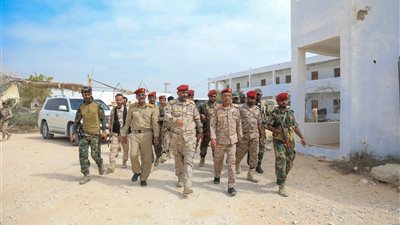 صور.. قائد المنطقة العسكرية الثانية يتفقد معسكر قيادة محور الغيضة وفرع الشرطة العسكرية والمدرسة القتالية 