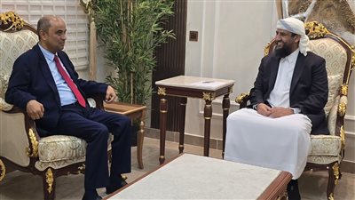 النائب المحرمي يبحث مع رئيس الوزراء الأوضاع الاقتصادية وتحسين الخدمات