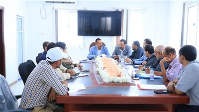 اجتماع يناقش سبل تفعيل نشاط المؤسسة العامة للطرق والجسور بالعاصمة عدن