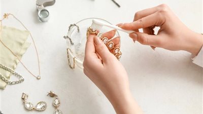 كيف تعيدين لمجوهراتك الذهبية بريقها في المنزل؟