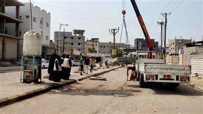 جمعية العائدين لأرض الوطن تواصل تأهيل أغطية المناهل بالبساتين