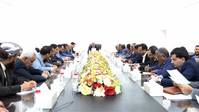 القيادة التنفيذية العُليا تبحث سُبل النهوض بالأوضاع الاقتصادية والخدمية في عموم محافظات الجنوب