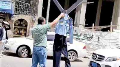موظف يشعل النار في زيه الرسمي احتجاجًا على قطع مليشيا الحوثي لمرتبه