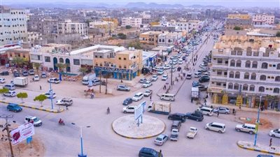 مكتب الصناعة بشبوة يغلق ثلاث شركات كبرى ويؤكد لا أحد فوق القانون 