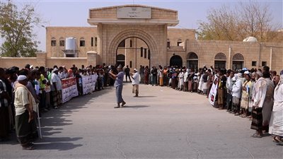 تقرير.. وقفة احتجاجية في تريم للتنديد بتدهور الأوضاع والمطالبة بالقصاص من قتلة 