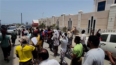 فيديو.. تعبيراً عن الرفض الشعبي.. مواطنون يطردون أعضاء البرلمان اليمني من أحد فنادق المكلا