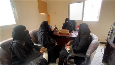 فريق من مجلس المستشارين يزور مراكز الرعاية الصحية للأمومة والطفولة في لحج