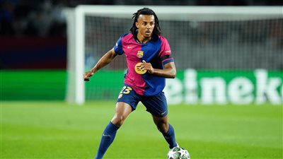 برشلونة يعلن تمديد عقد مدافعه الفرنسي كوندي