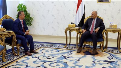 الرئيس الزُبيدي يبحث مع السفير الليبي سُبل تعزيز التعاون الثنائي في المجالات الاقتصادية والتنموية