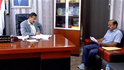 محافظ شبوة يطلع على تقرير المشاريع الخدمية ويؤكد أهمية الشفافية والتقييم المستمر