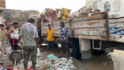 لجنة الطوارئ في خور مكسر بعدن تواصل شفط مياه الأمطار ومعالجة آثار المنخفض  